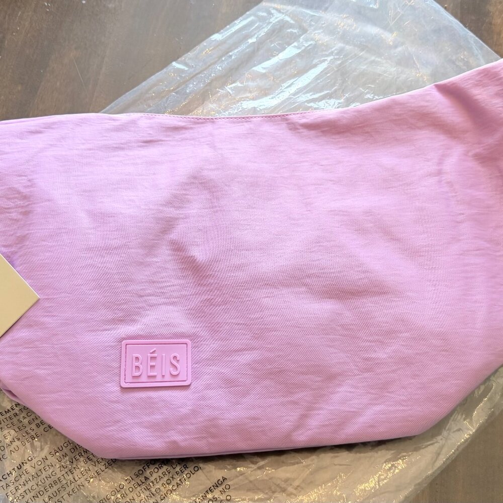 BNWT Beis Crescent Catchall in Berry